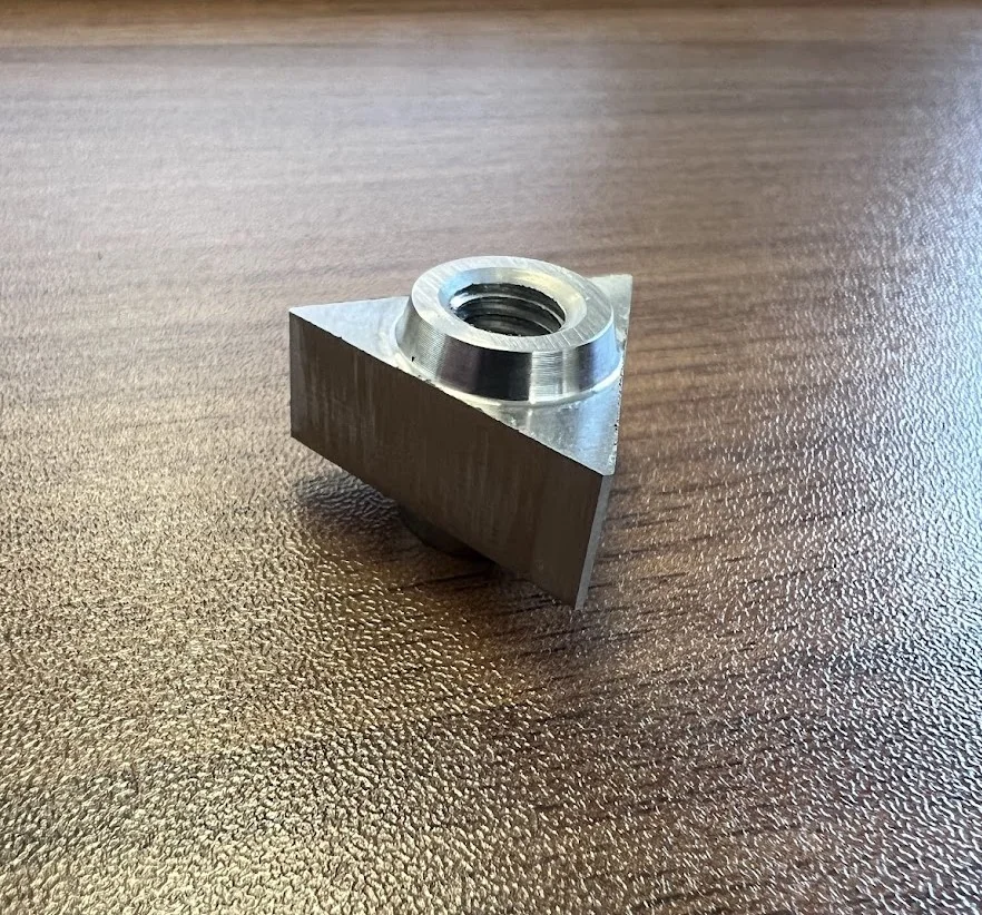 Niewielki metalowy element z otworem